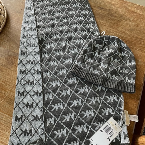 Michael Kors Gray and Black Geometric Scarf - Picture 1 of 8